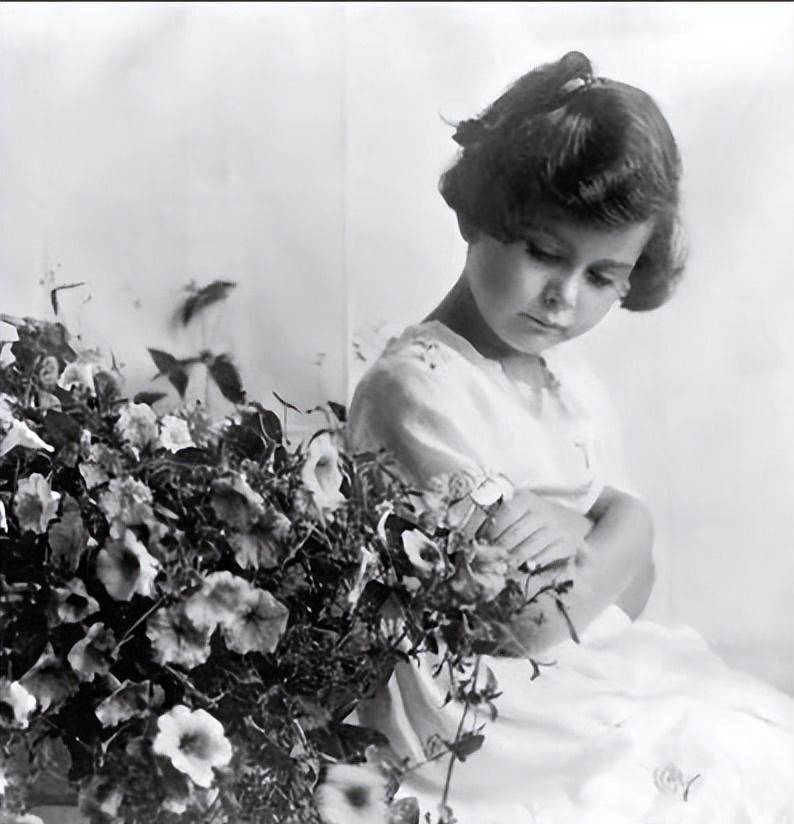 好莱坞头号花瓶海蒂·拉玛:18岁全裸出镜,演技稀烂也被导演疯抢