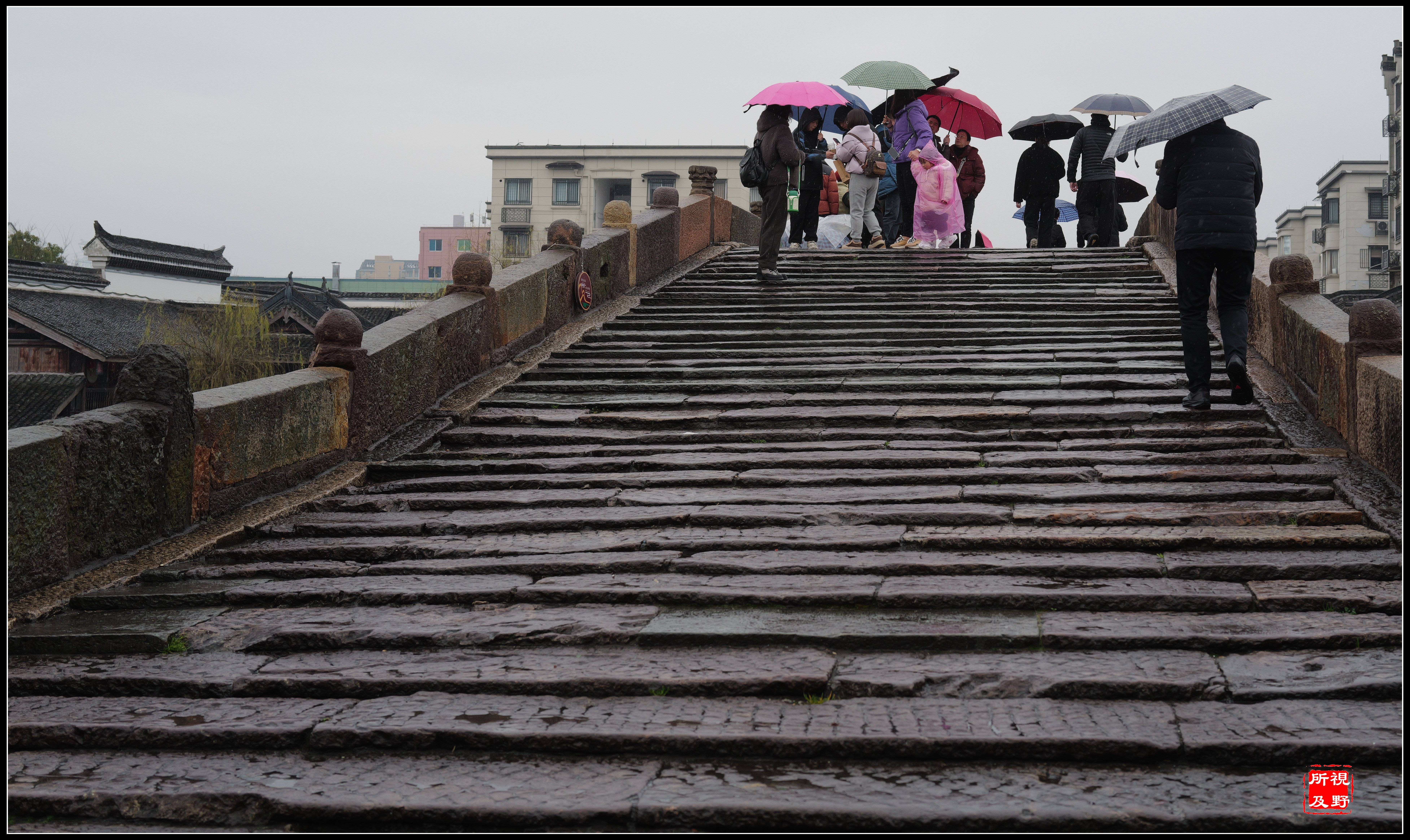 烟雨中塘栖古镇运河上广济古桥
