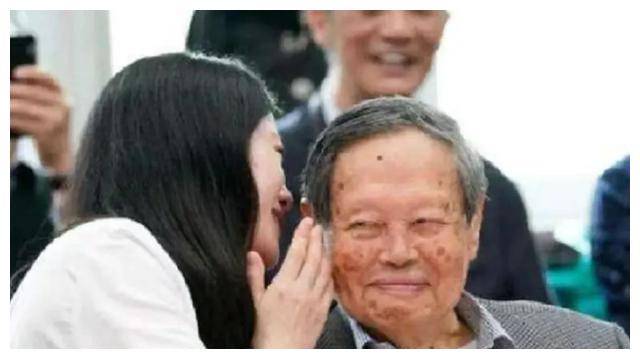 从质疑到祝福:102岁杨振宁与翁帆跨越世纪的温暖陪伴20年