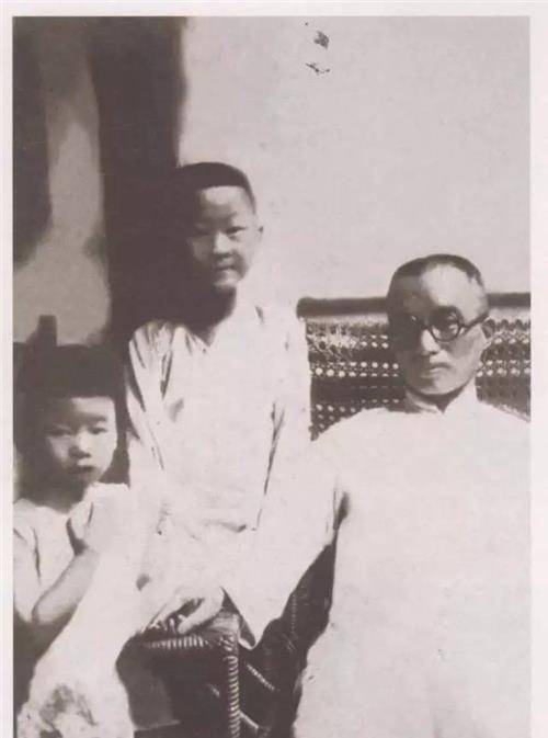 武钟谦临终凄凉一幕:肺部出现大窟窿,枯瘦如柴,朱自清泪流满面