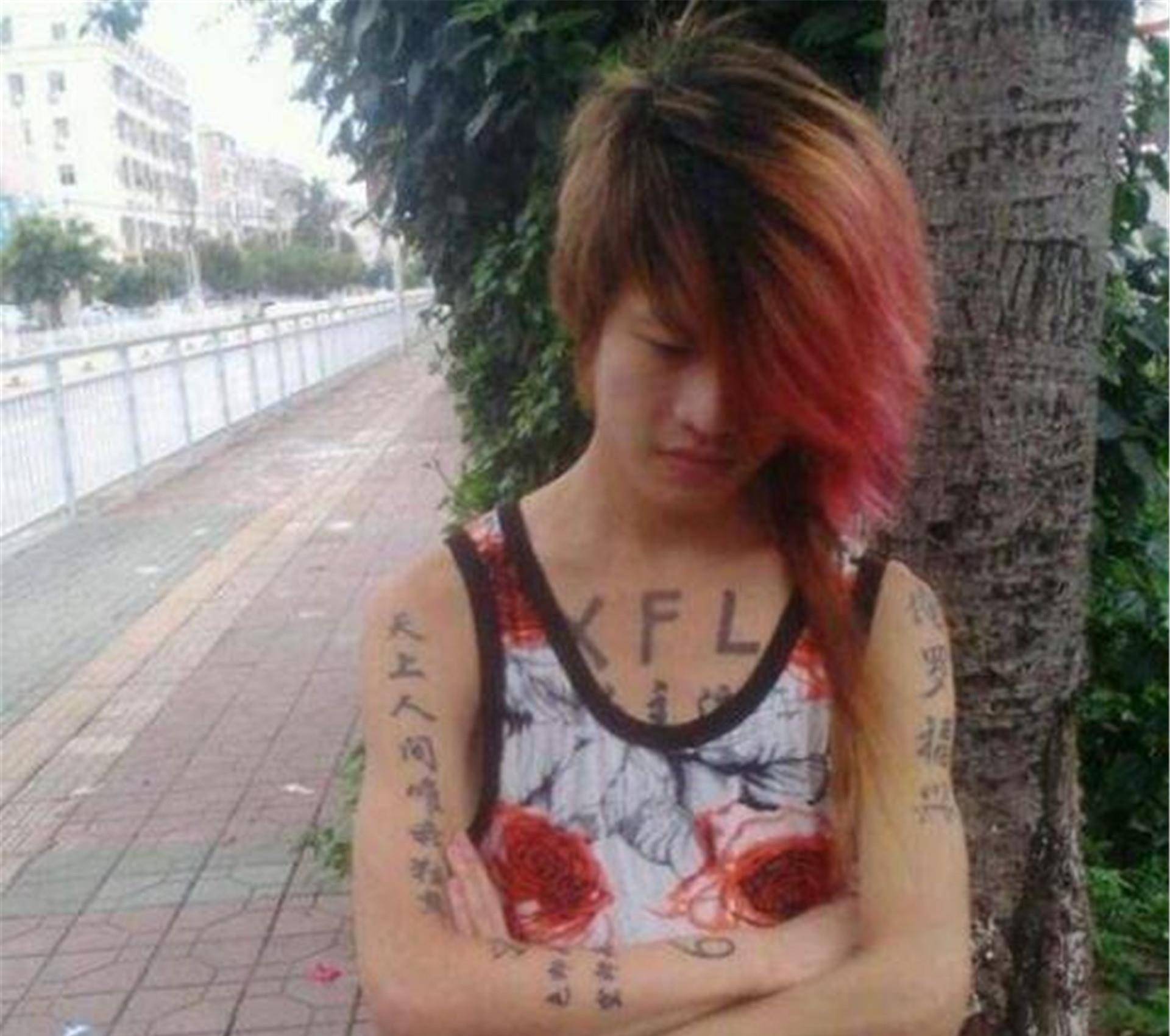 他曾创立"杀马特家族",后被女富豪看上追求,如今过得好吗?
