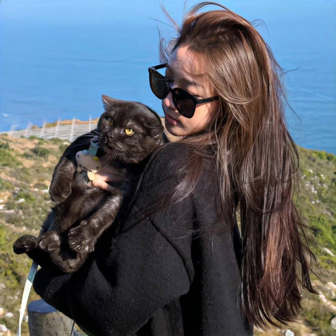 黑色酷拽高冷风格女生头像