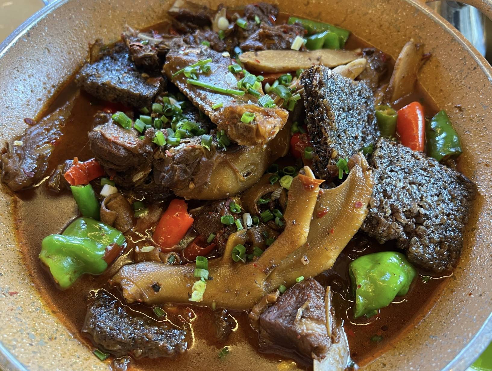 湖南湘西血粑鸭的糯香辣爽,苗家寨子的待客硬菜