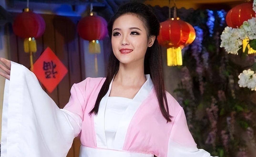 原创            少女一上联：“白头翁，牵牛耕熟地”，秀才一下联，少女又羞又气（白头翁别名）