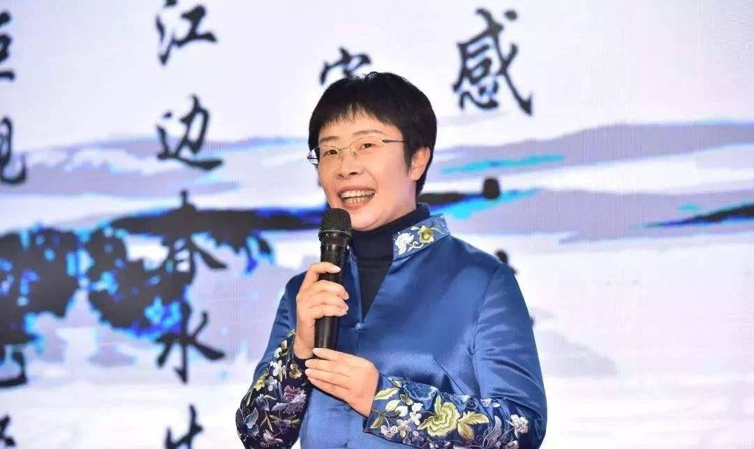 国学女大师蒙曼,"诗词大会"犯低级错误,她的实力到底如何?