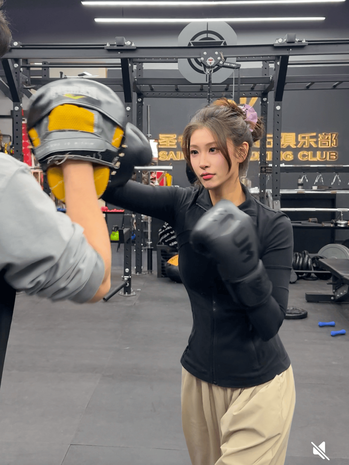 温柔甜美的一面,但在这组生活照中,她扎起利落的发型,身着简约运动装