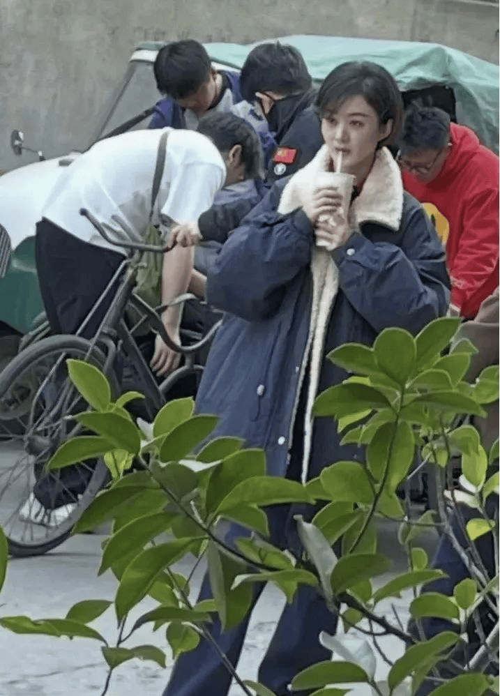 37岁赵丽颖片场被偶遇,穿藏青色知青棉袄太接地气,一头短发又酷又飒!