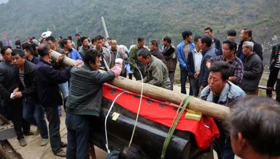 农村下葬三忌讳:动土有蛇,棺木抬不动,还有一个你知晓吗?