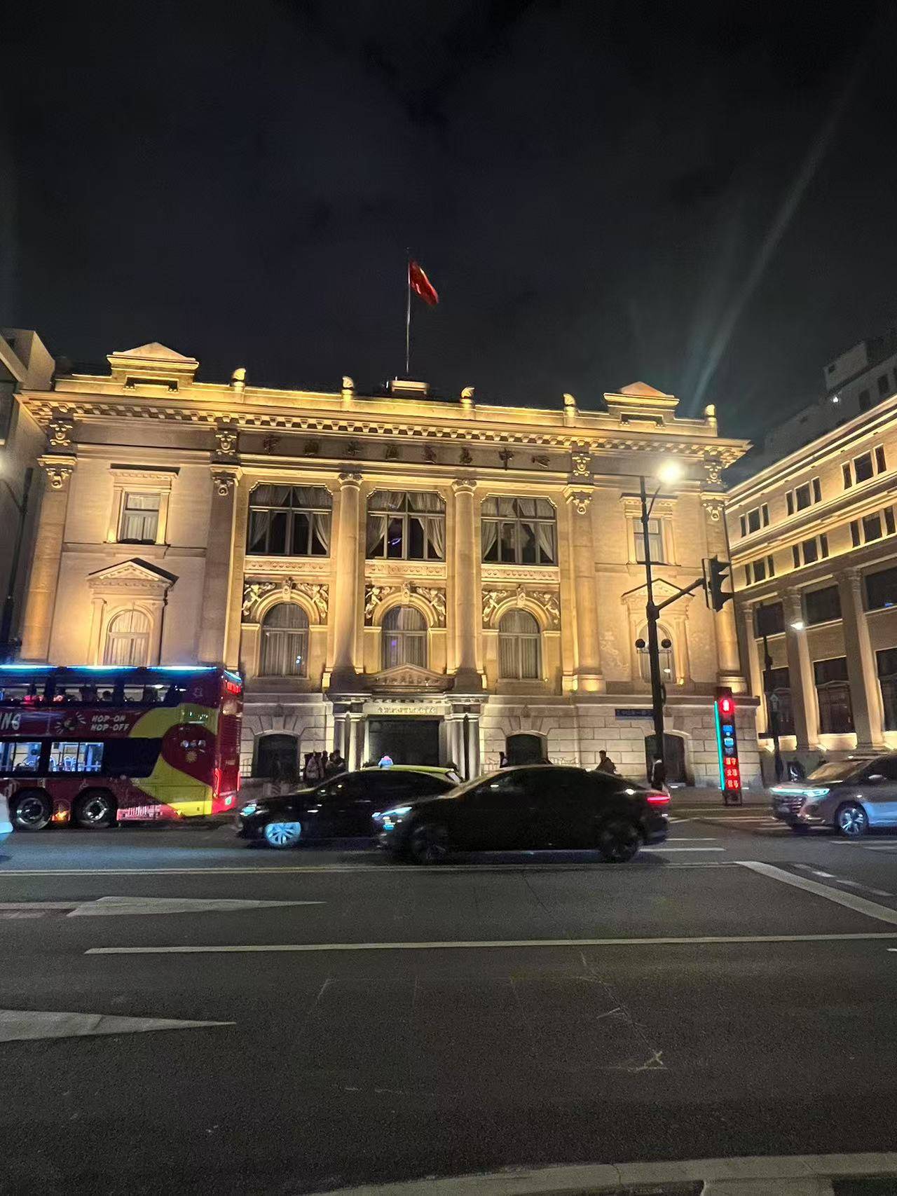 以及当时美国流行的装饰艺术派大楼1920年来到上海的欧洲人曾称外滩
