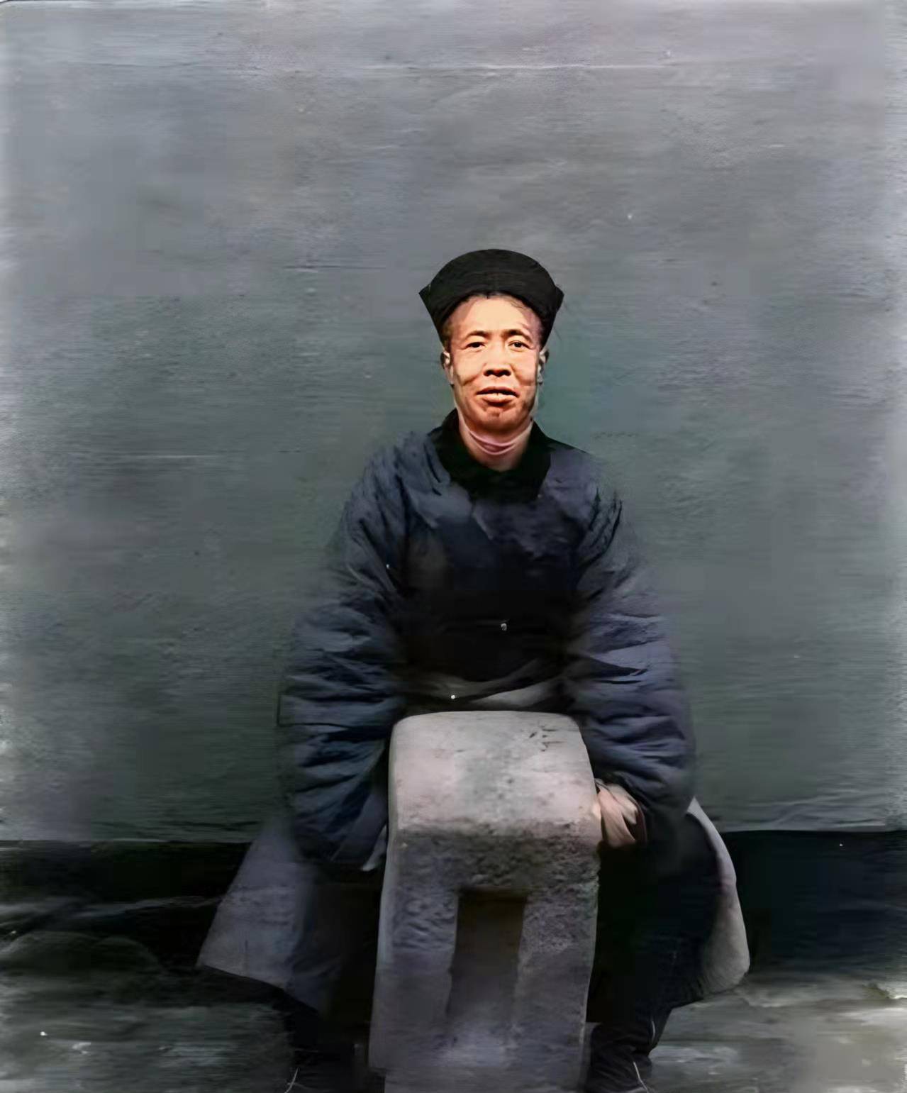 老照片清朝时期的蒙古贵族坐独轮车的外国女子