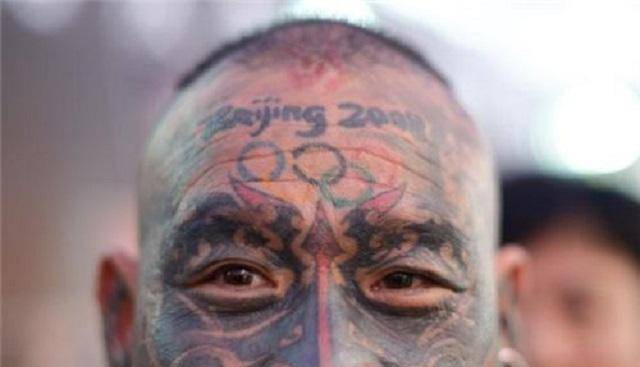 2008年,那个把奥运标志纹在身上的中国纹身第一人,他后悔了吗?