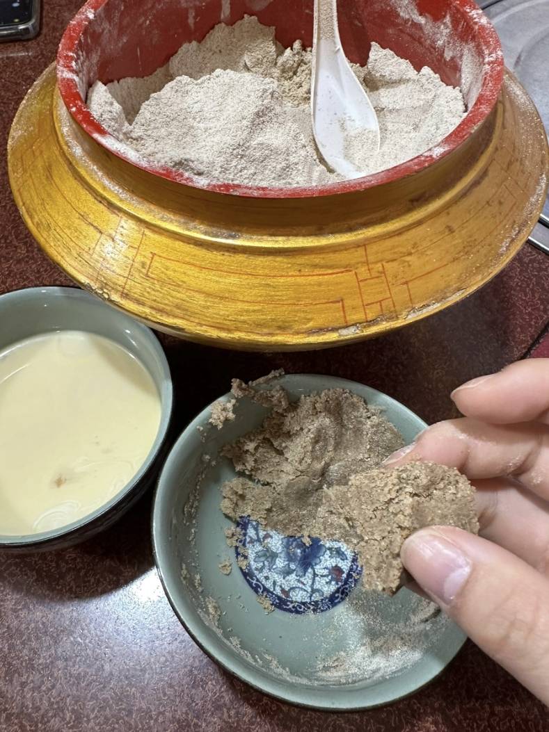 西藏拉萨甜茶配糌粑,高原酥油茶文化的温柔平替