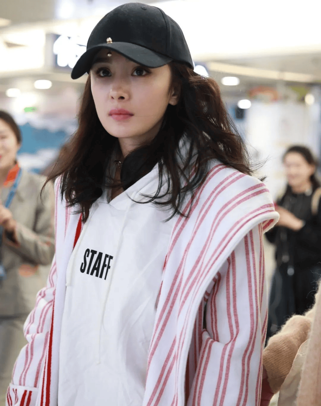 37岁杨幂走机场真任性!穿白卫衣搭条纹罩衫低调又时髦,大长腿太抢镜!