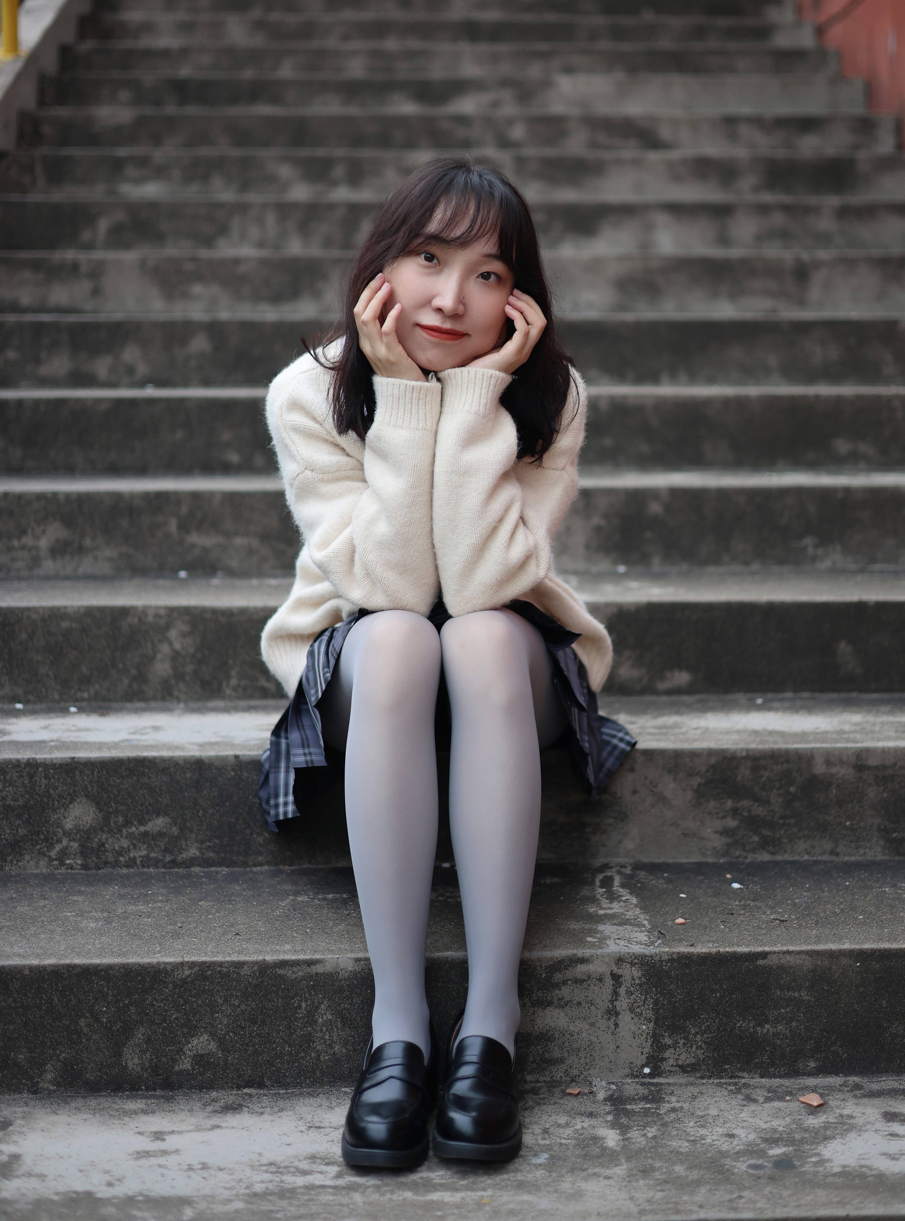 jk制服搭配灰丝小皮鞋,小姐姐诠释厚灰美学