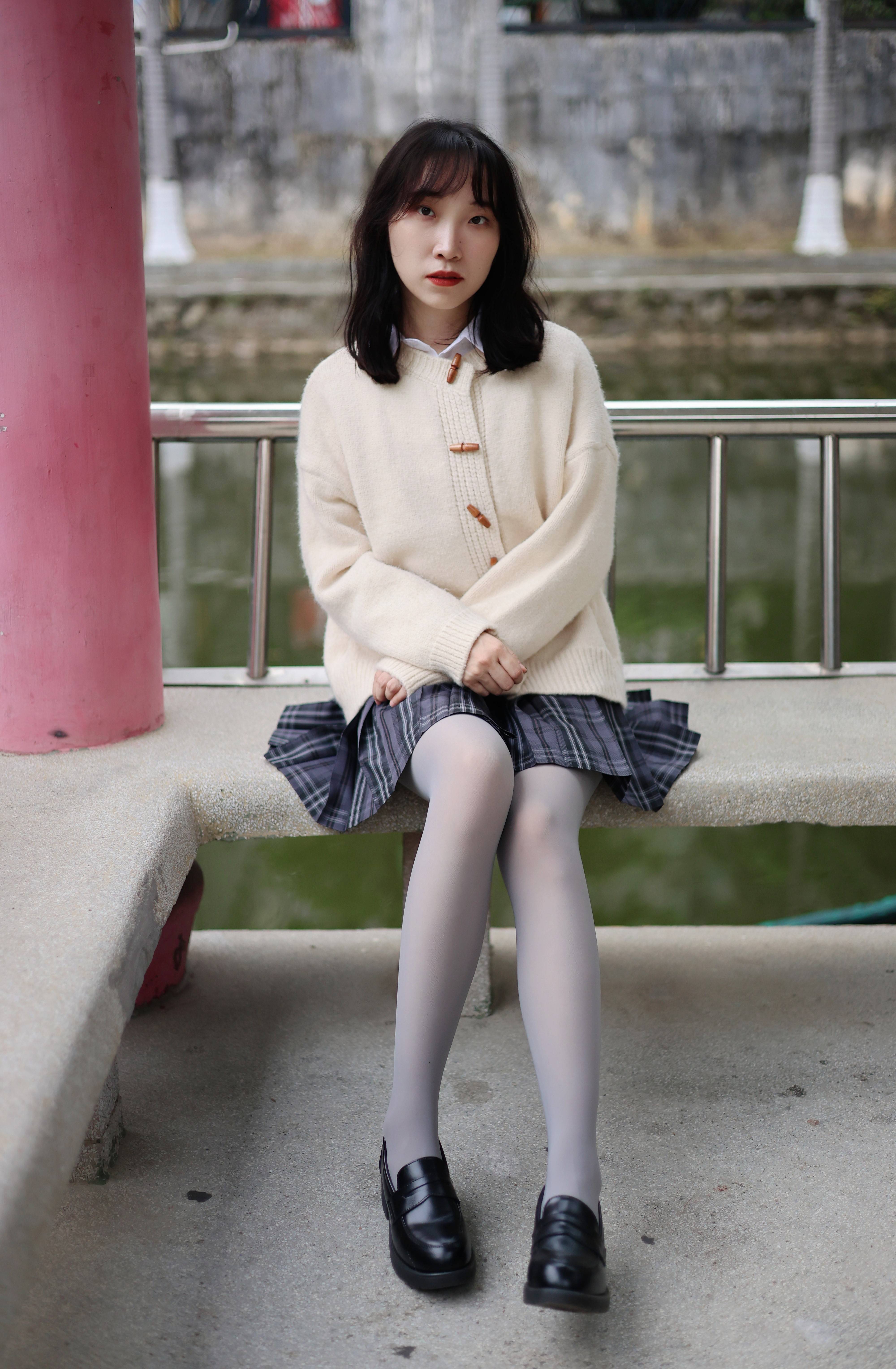 jk制服搭配灰丝小皮鞋,小姐姐诠释厚灰美学