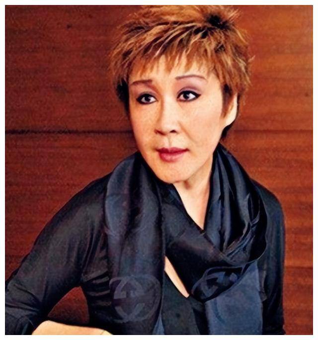 丁佩:李小龙在她房间去世,向华强甘愿养她42年,后来皈依佛门
