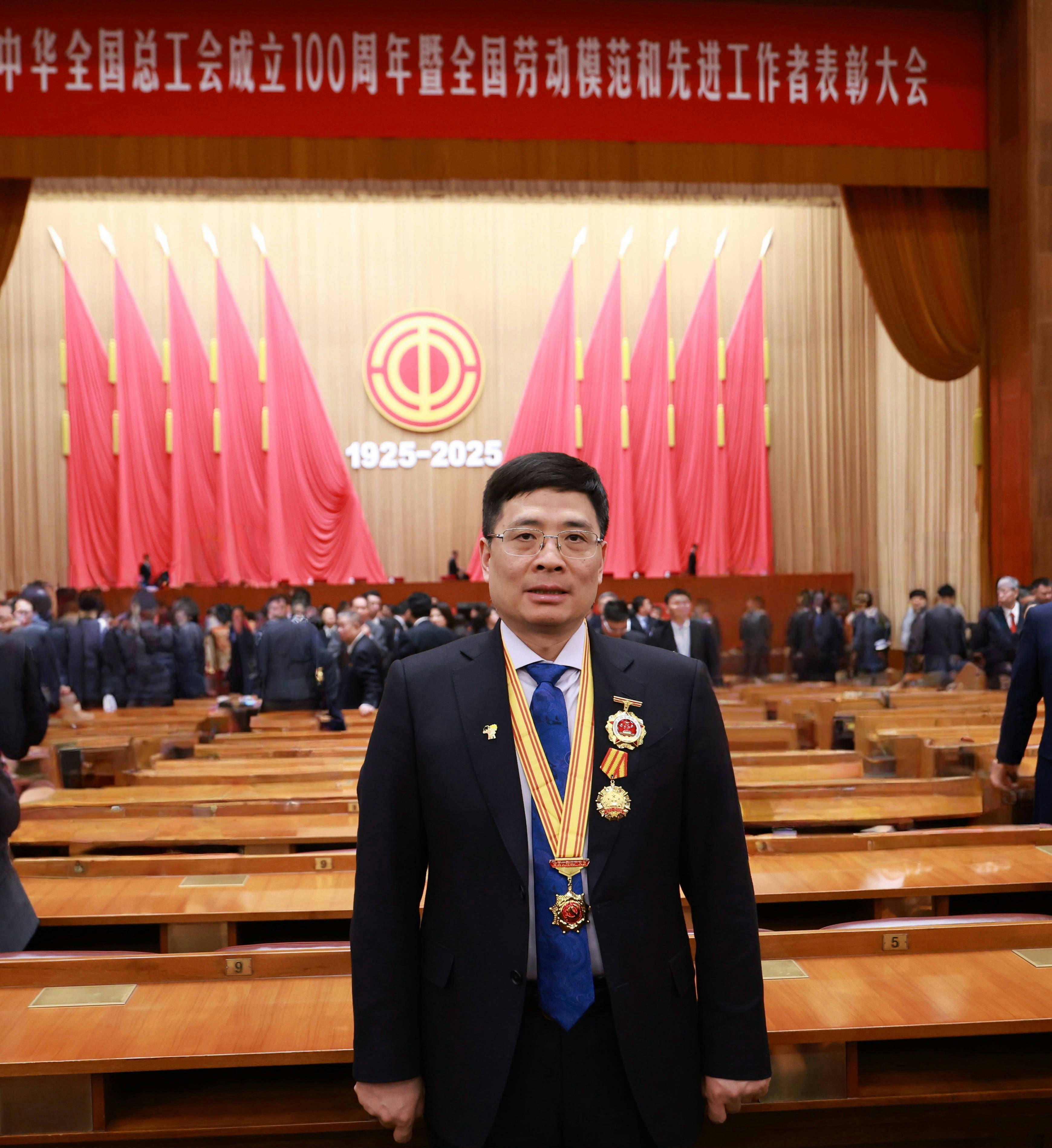 劳动模范是党中央,国务院授予在社会主义建设事业中做出重大贡献者的