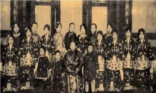 都没有改嫁,最终都病死了,从这可以看出来,张作霖对于自己的老婆还是