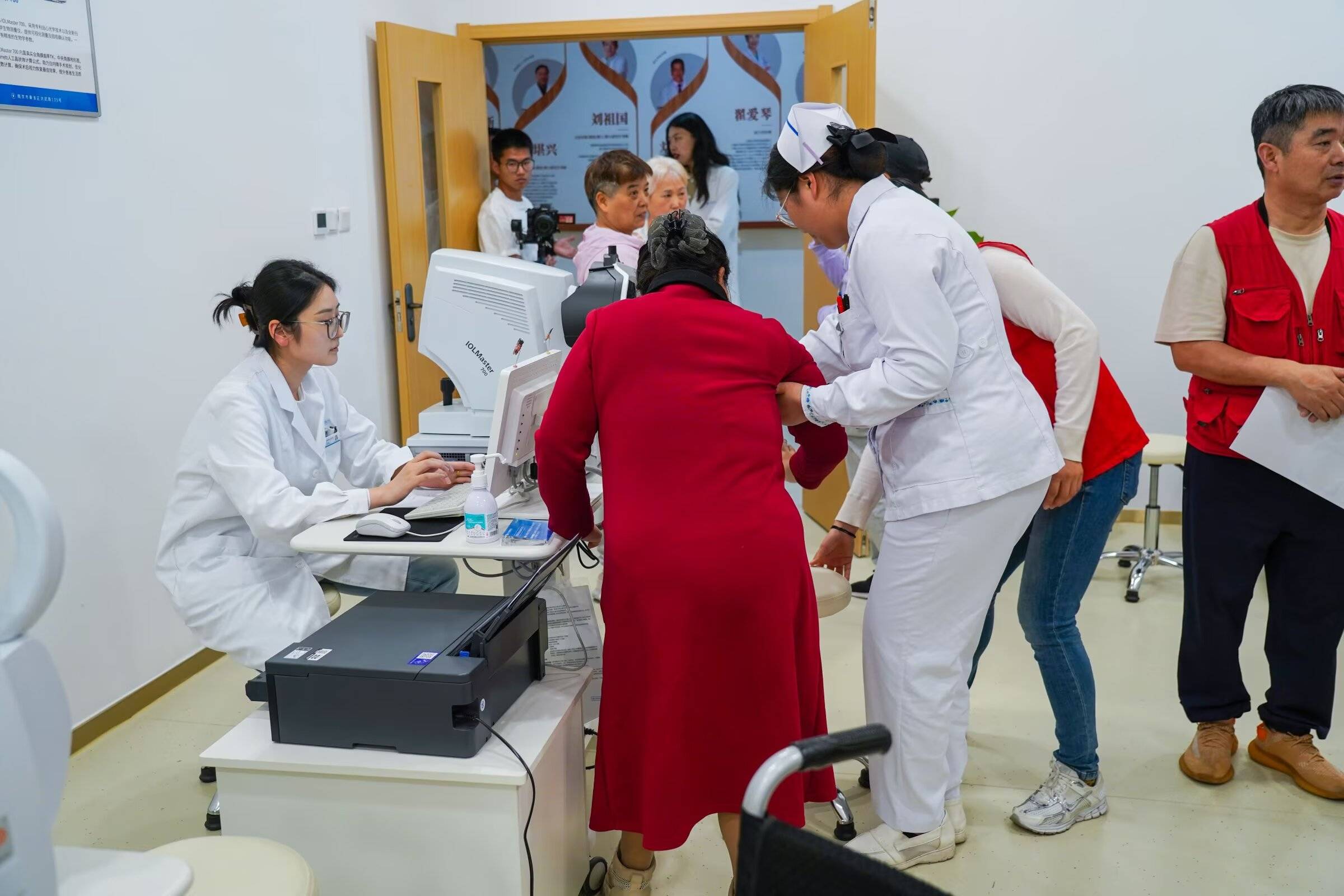 包含博爱医院陪诊协助挂号院内各类机器操作全程协助，轻松搞定的词条