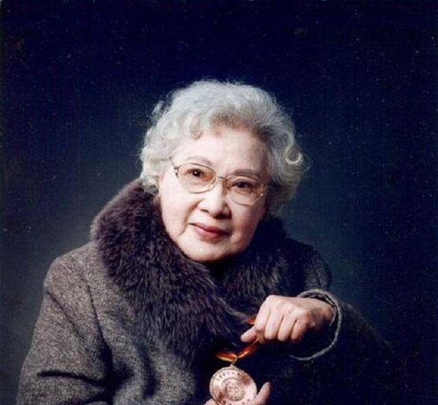 长寿抗癌明星秦怡照顾生病儿子43年,97岁在病房拿五星红旗看颁奖