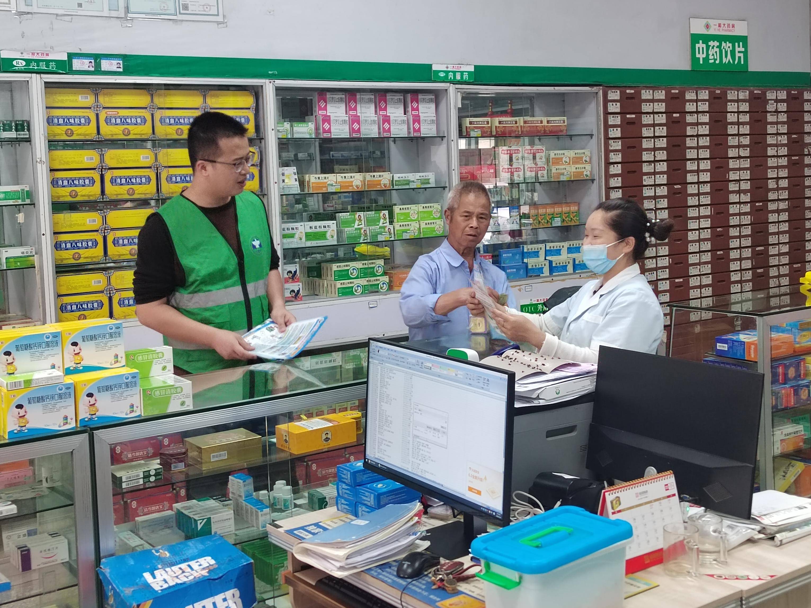 活动中,工作人员向药店从业人员发放禁毒宣传手册,详细讲解传统毒品与