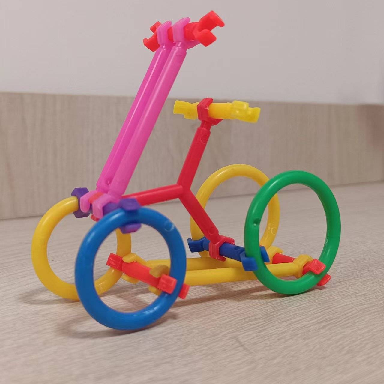 回家后,他迫不及待地拆开包装落网,小手笨拙地尝试拼接