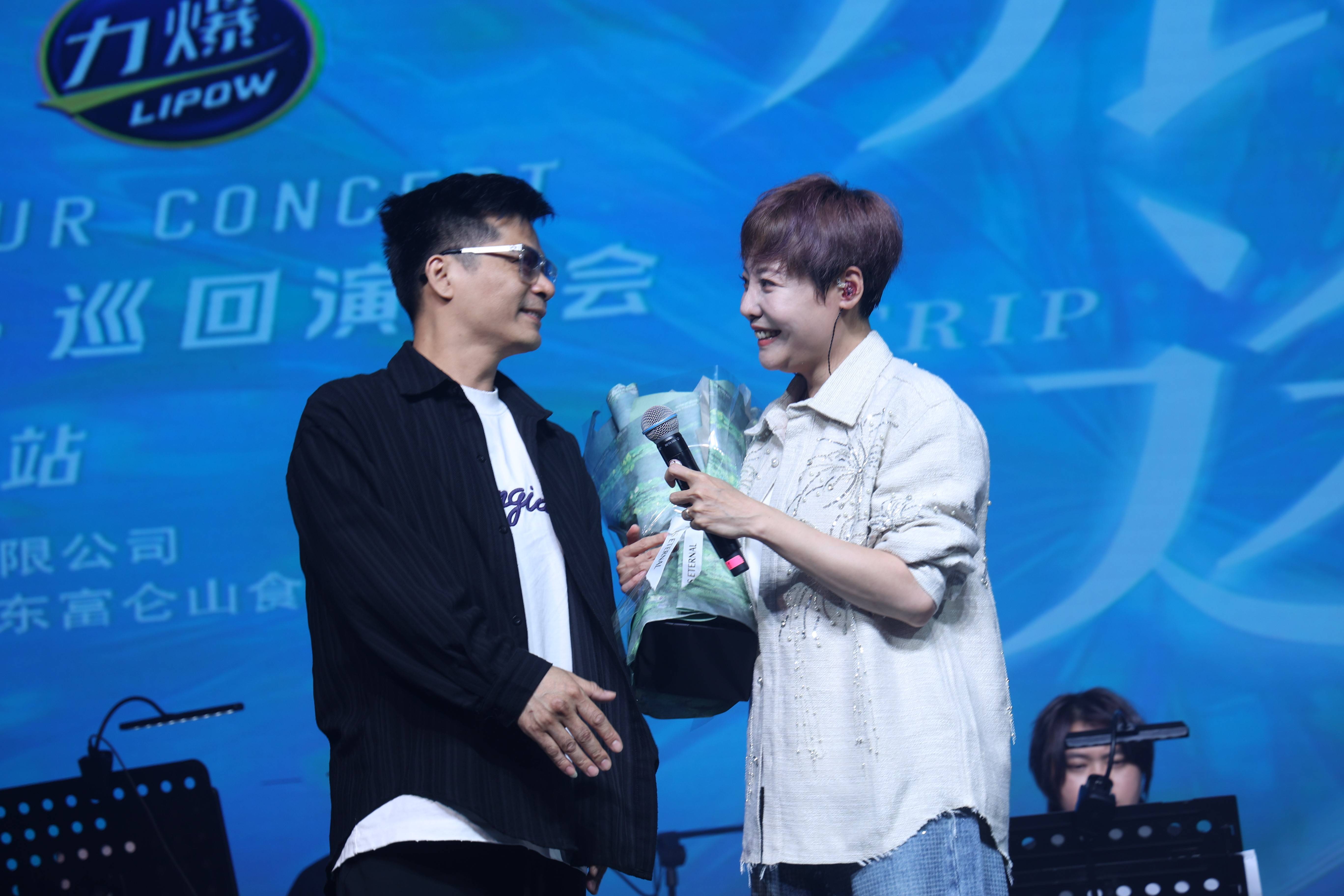 杨海彪惊喜现身魏佳艺旅途巡回演唱会广州站共掀音乐热潮