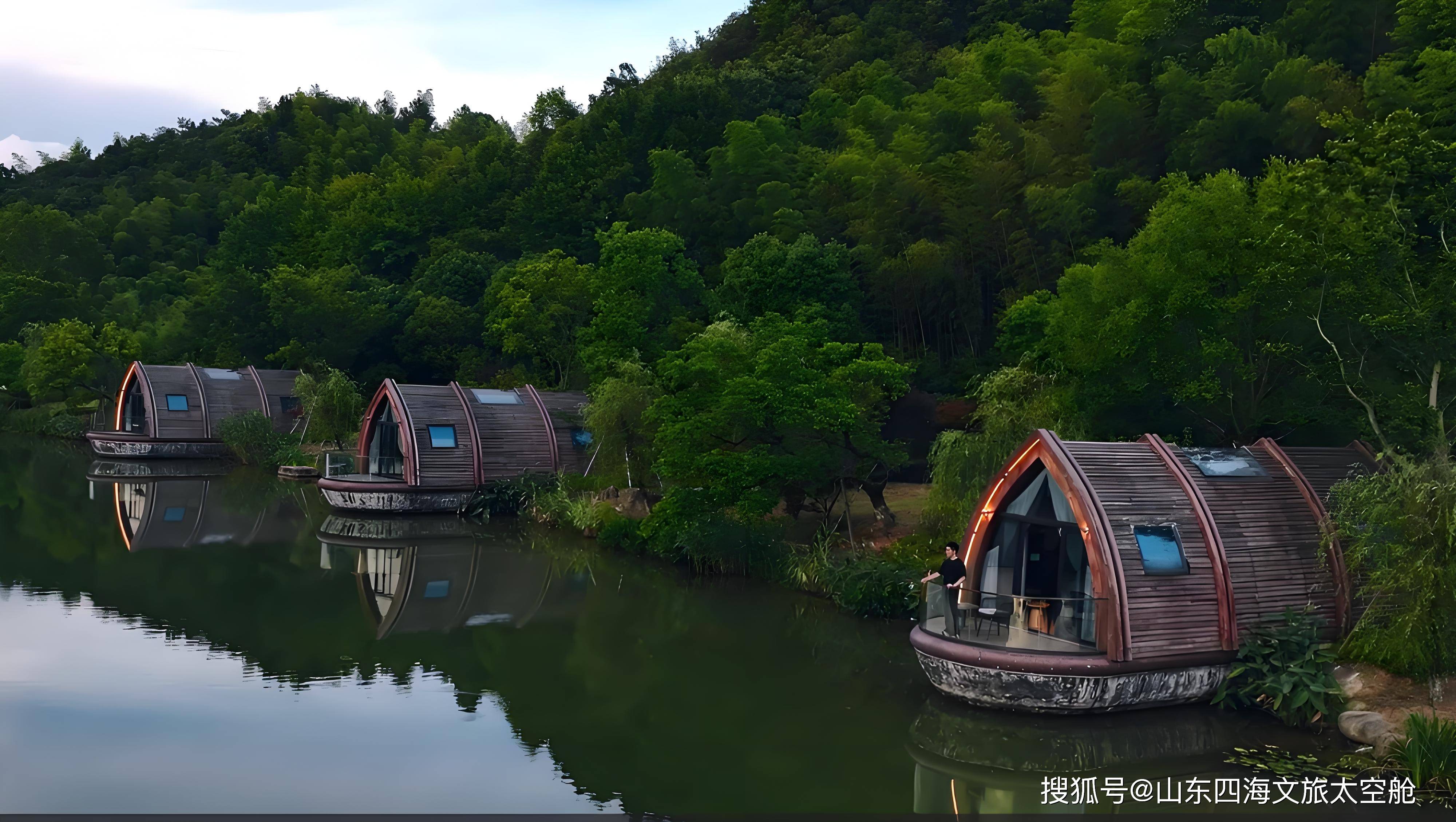 水上民宿﻿ 水上民宿筏钓 浮在水上的民宿 河边水上太空舱 漂浮太空