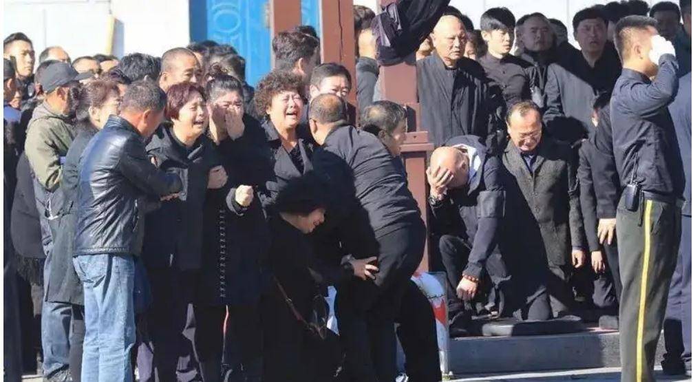 在师胜杰的追悼会上,宋艳泪如雨下,心中充满了深深的悔恨:他是国家一