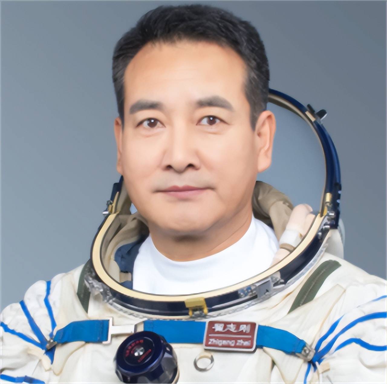 翟志刚的儿子翟天雄:身姿挺拔,年轻帅气,与父亲相处像朋友