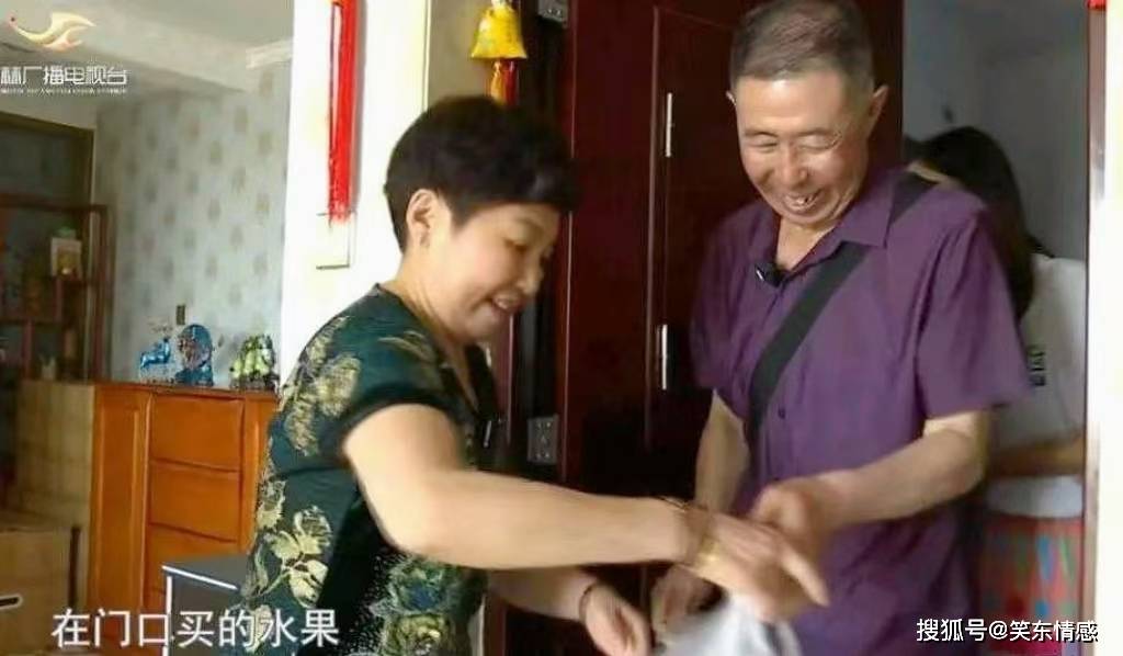 那个老人看着美丽的姨妈，主动支付了他的薪水