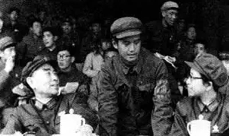 他是红色卫队的领导者。他在1977年支持邓小平的