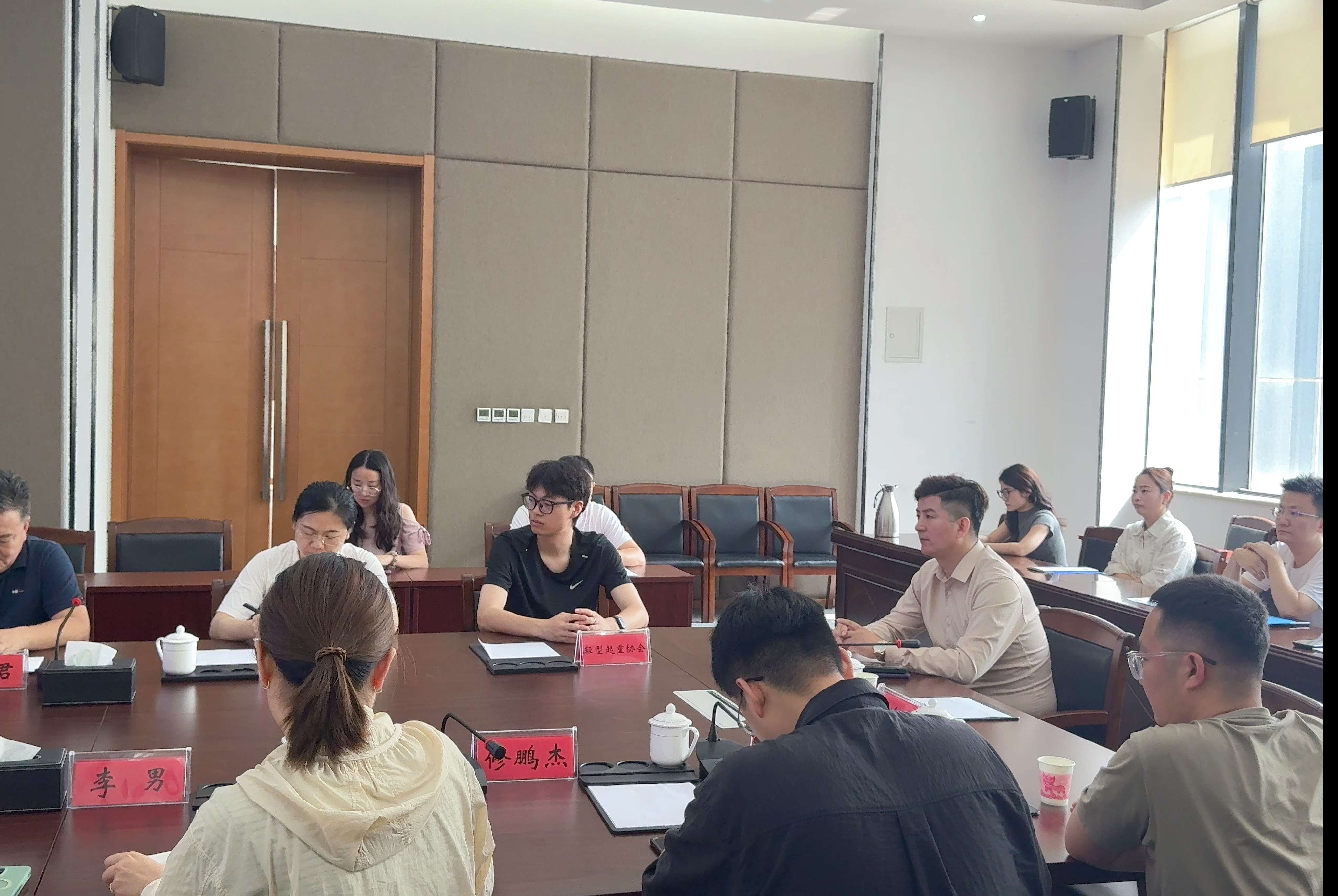 吴静波到清苑区与区领导及外贸企业座谈交流
