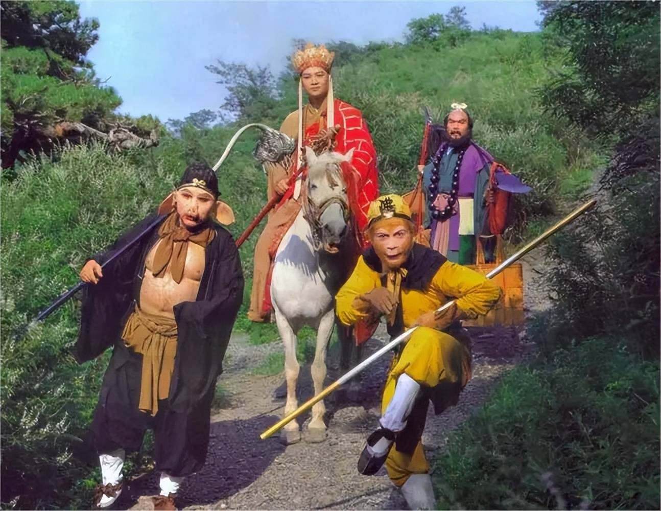 把三人的名字连起来就知道了