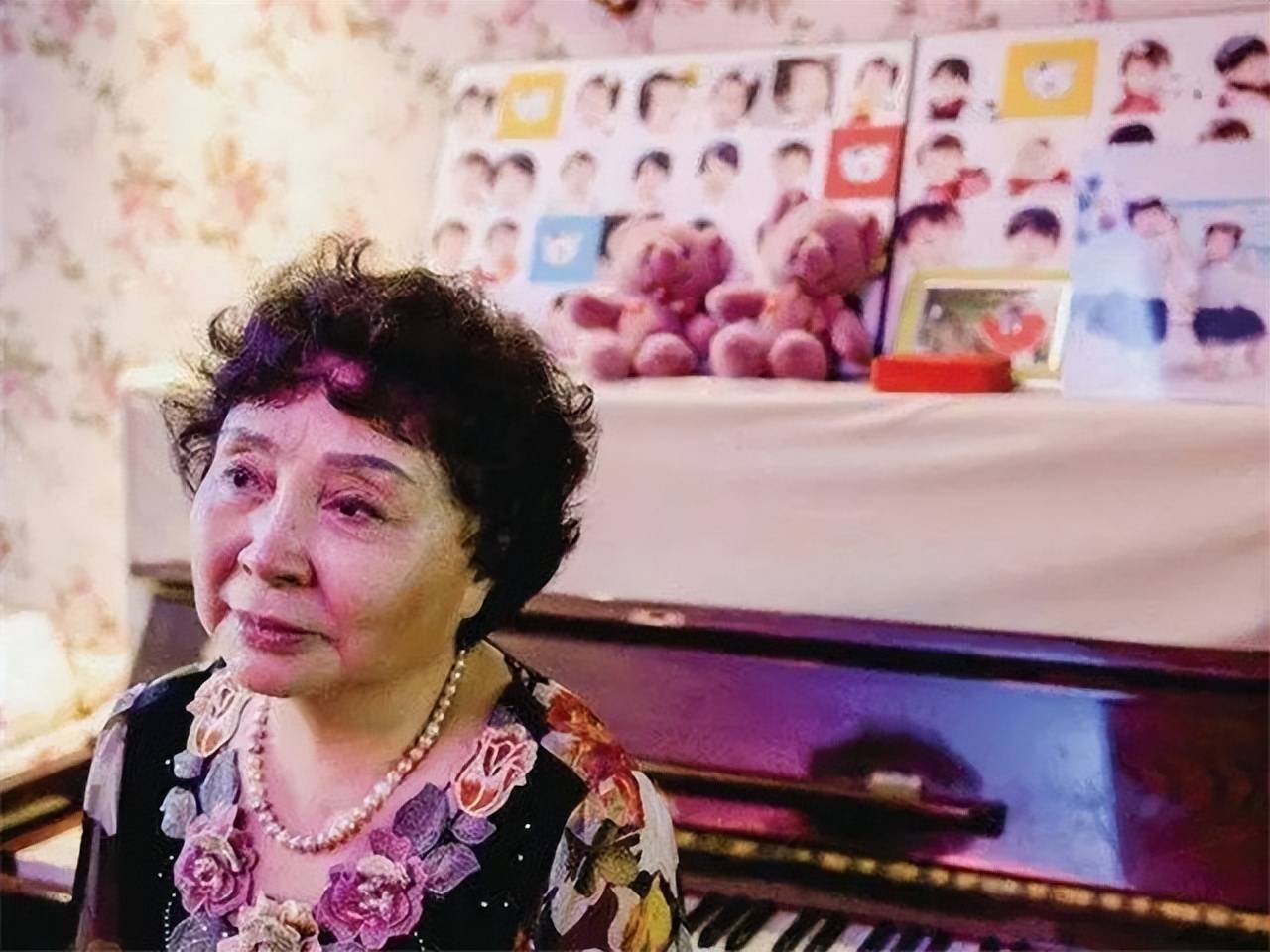 60岁产女盛海琳老公追悼会:身盖国旗,12岁试管双胞胎女儿送别