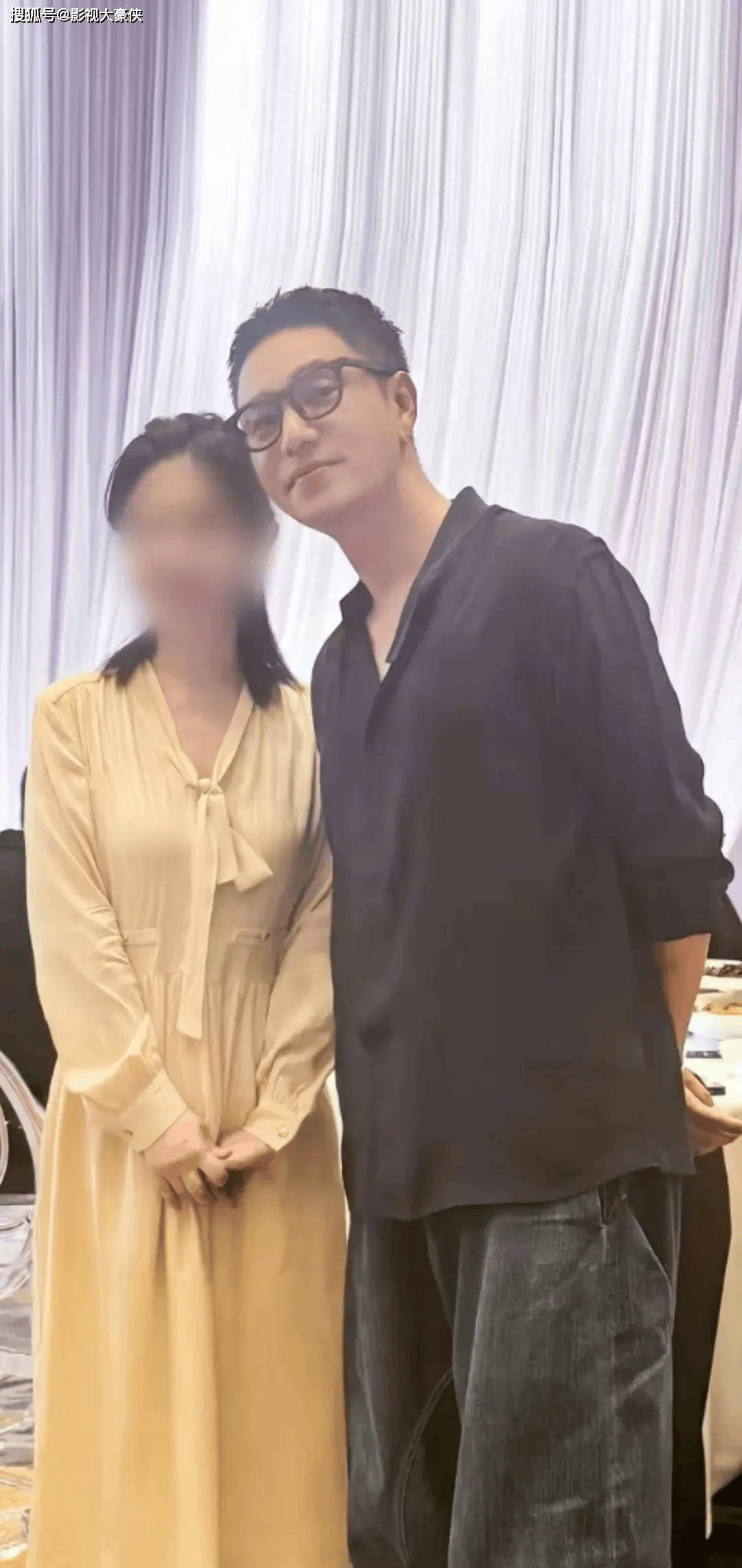 49陳坤回重慶老家，頭發剪短顯年輕，與家人同框十分溫馨！