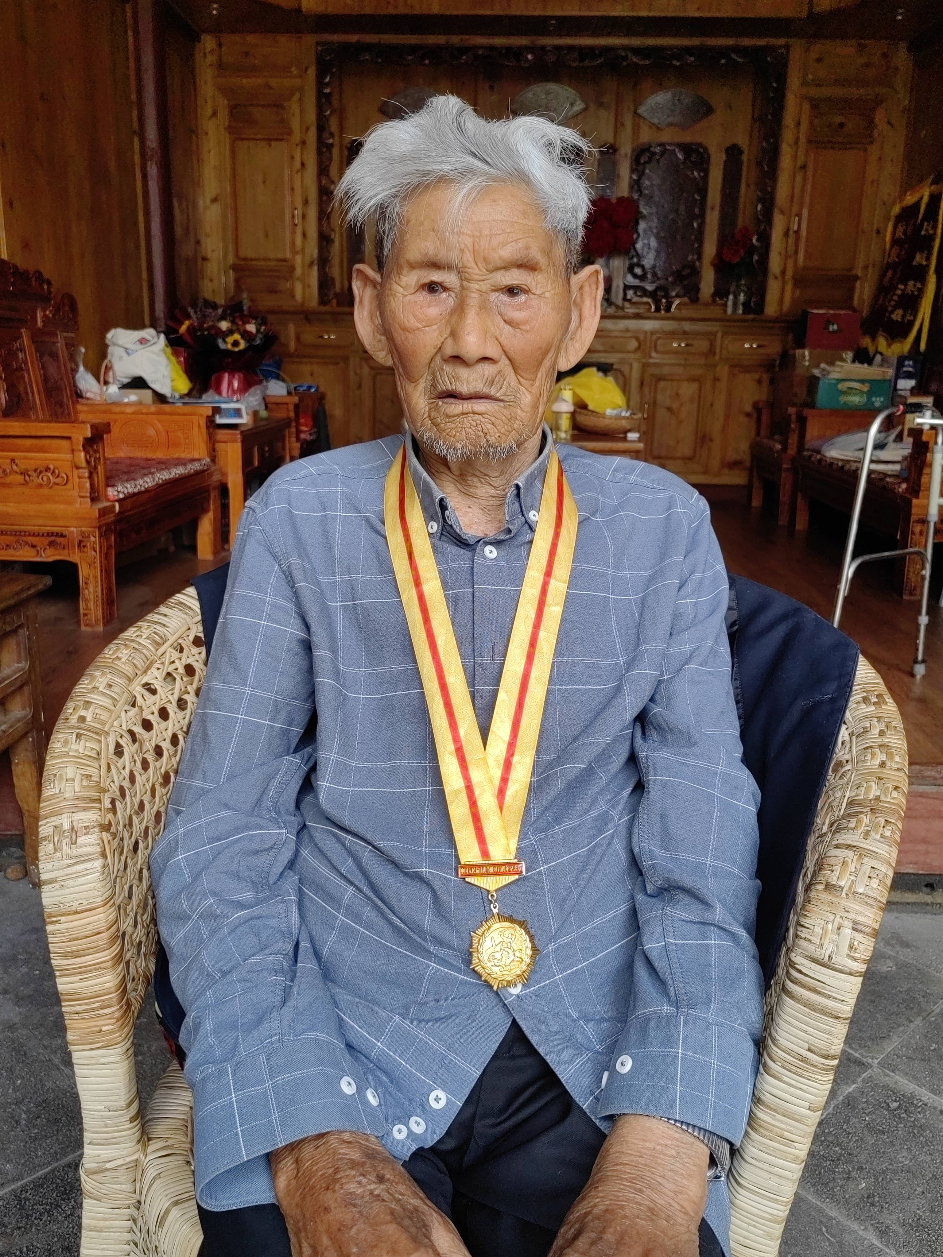 云南腾冲百岁抗战老兵何绍从"汗马之劳 光复之功"