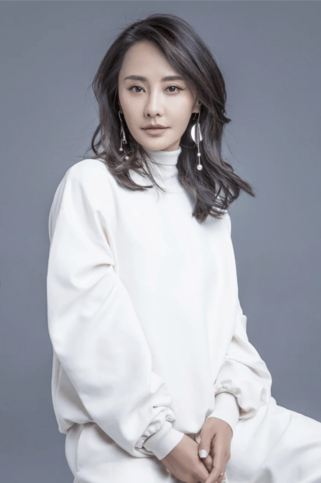 马雅舒带娃出游,她混血女儿身高近165,长卷发引关注