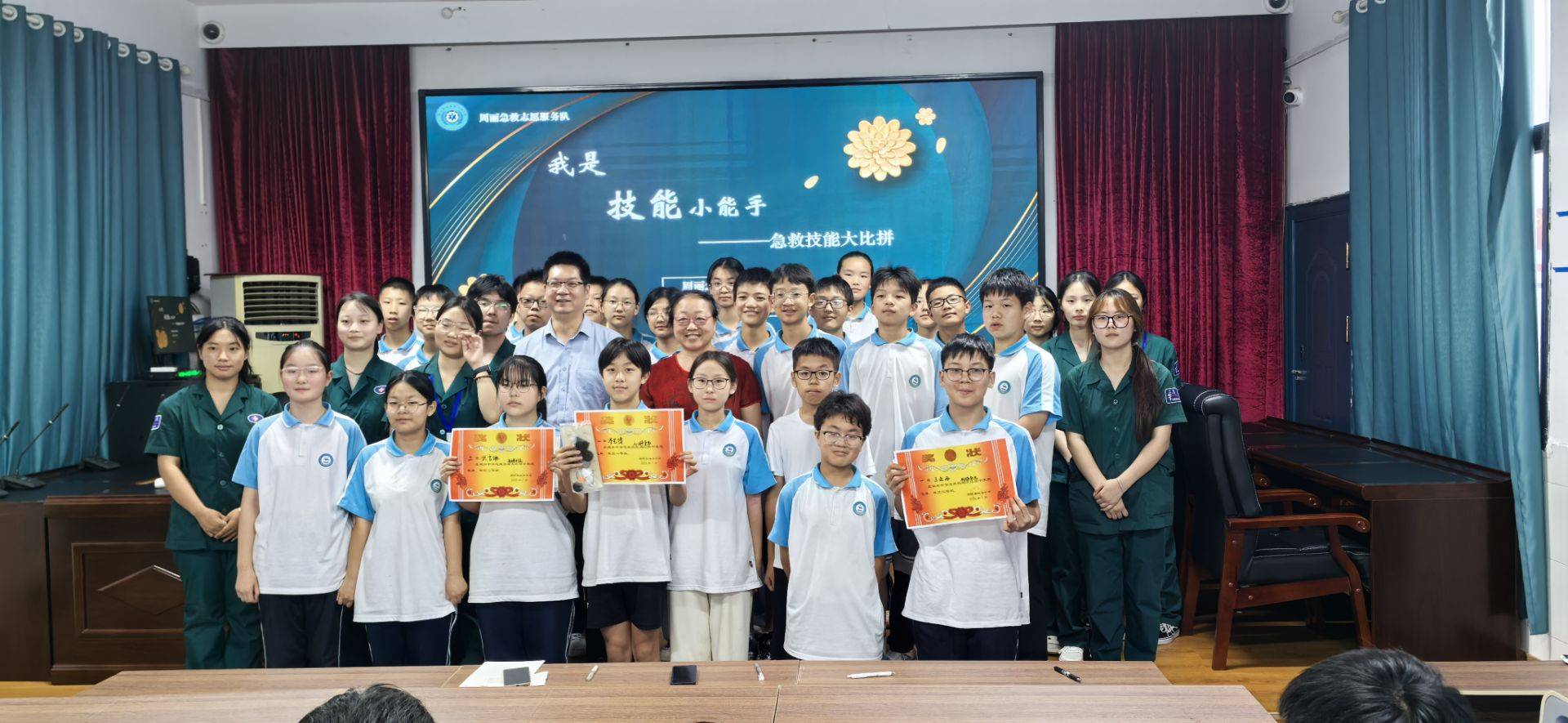 https://q5.itc.cn/q_70/images01/20250908/3f325319613a447a9753018b02067624.jpeg