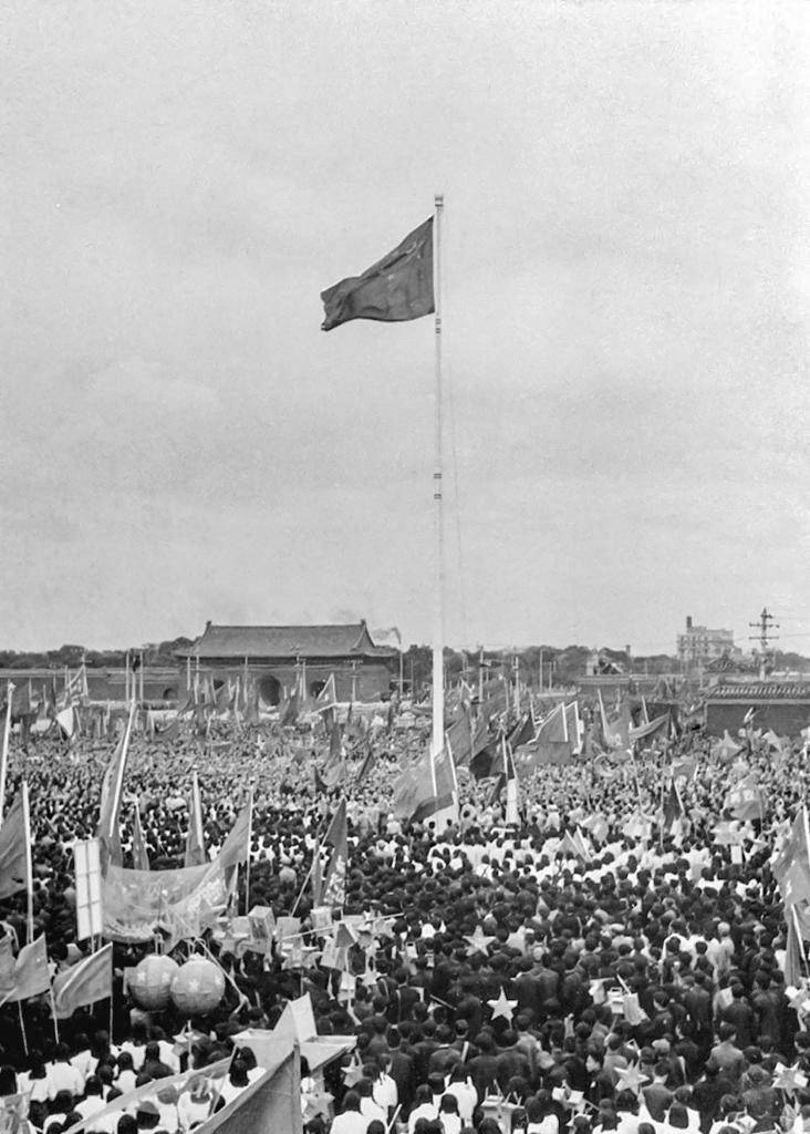 1949年10月1日,红旗漫卷神州日:开国大典背后的全民欢腾