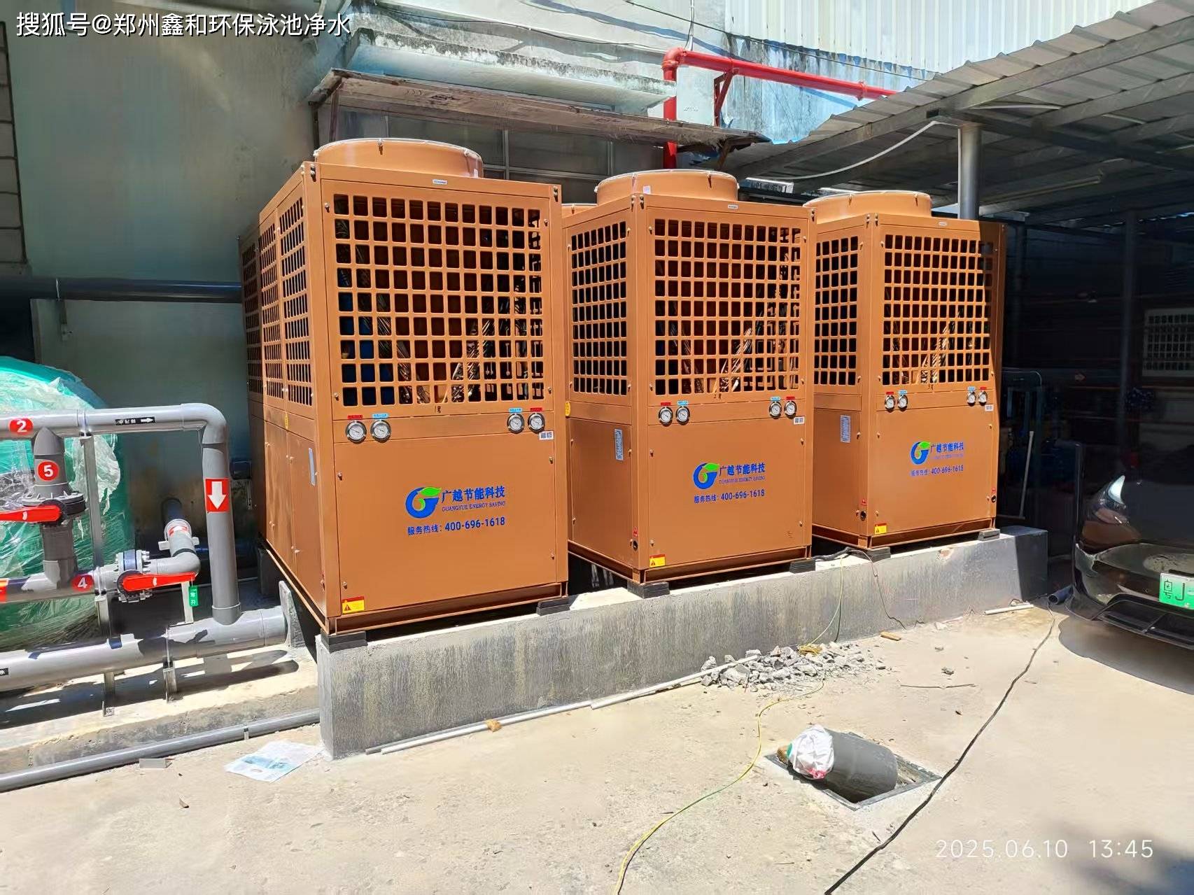 泳池空气源加热设备加热系统采用3台30匹总制热量220kw的广越牌空气源