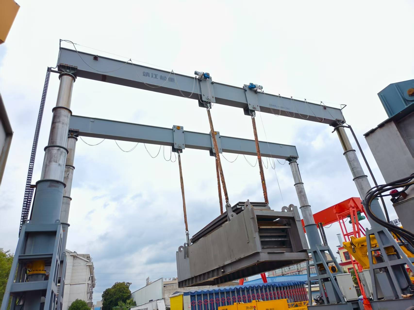 液压起重机如何实现精准控制与稳定作业?