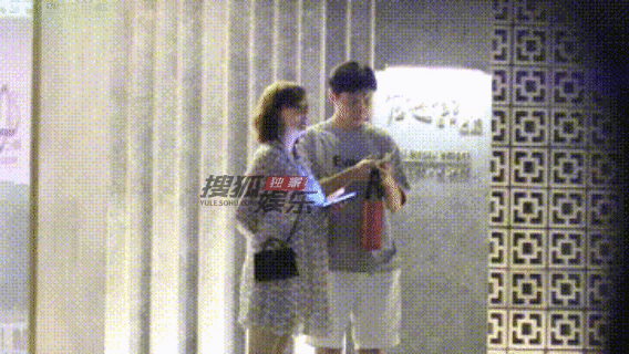 牛莉会友吃火锅 穿碎花小洋装完美呈现年龄美感