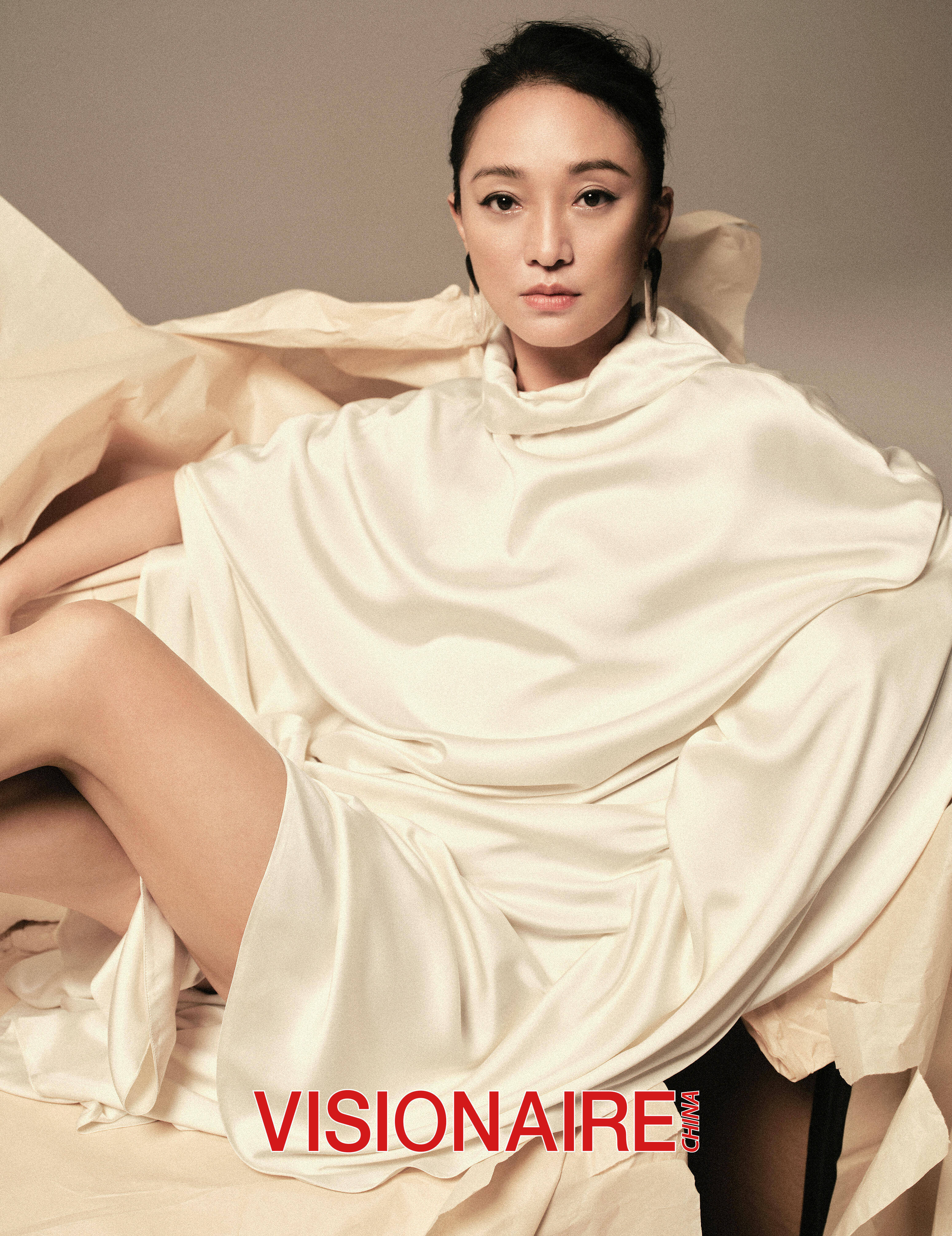 周迅穿白色丝质披肩优雅大气 戴豹纹帽造型前卫