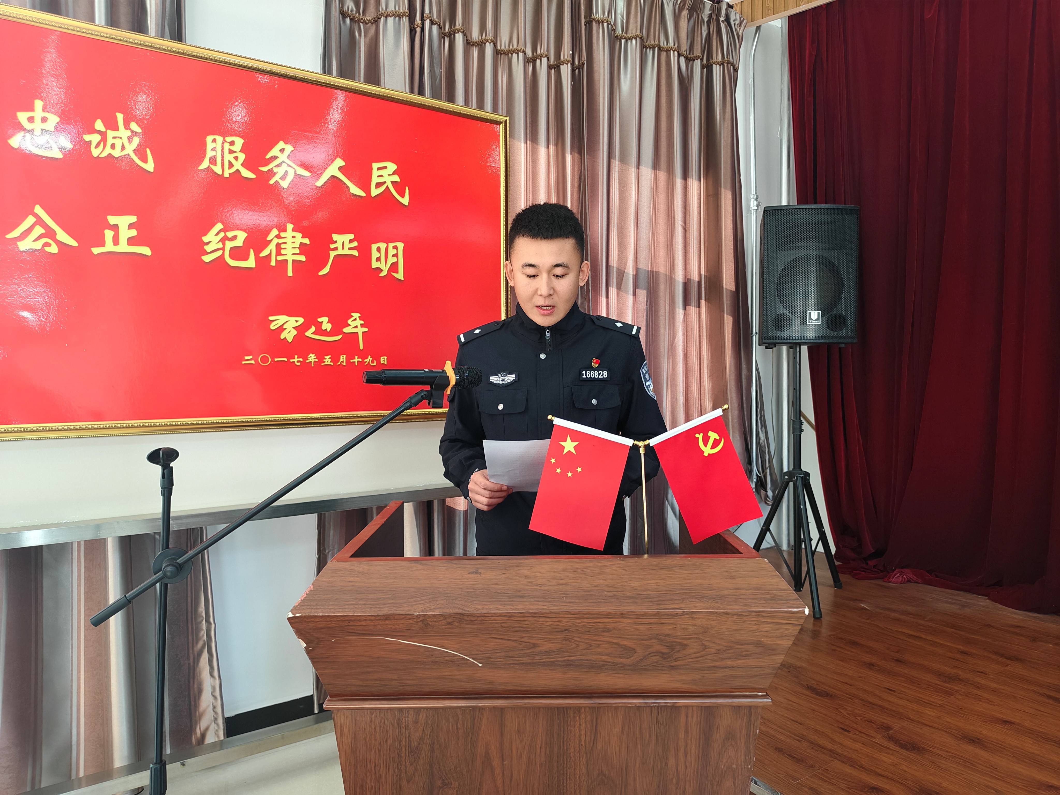 老民警们胸前的党员徽章熠熠生辉,眼神坚定如初,用铿锵誓言回望入党