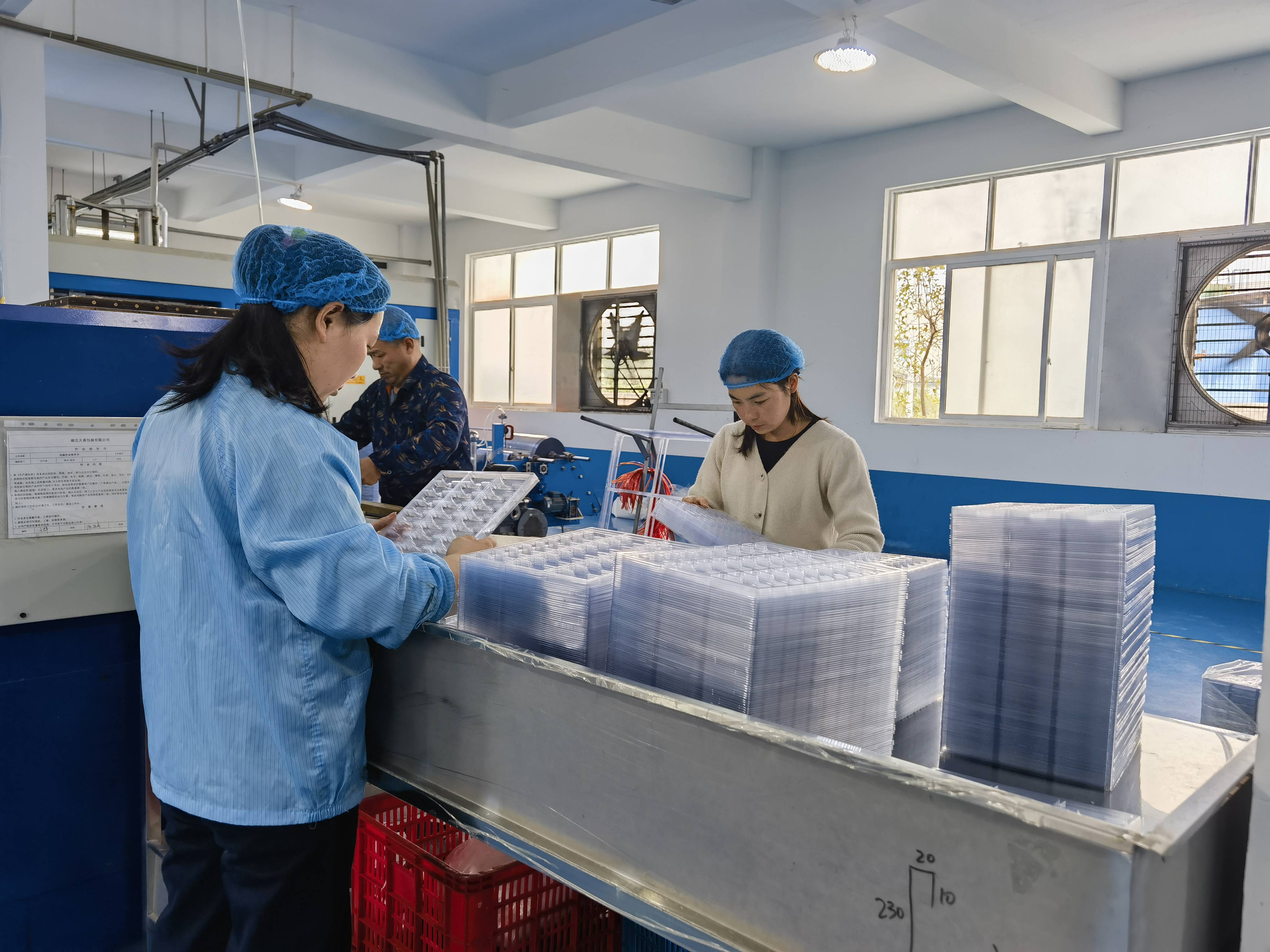 周末的"透明"坚守:走进天喜包装吸塑车间,揭秘电子产品与医疗器械的"