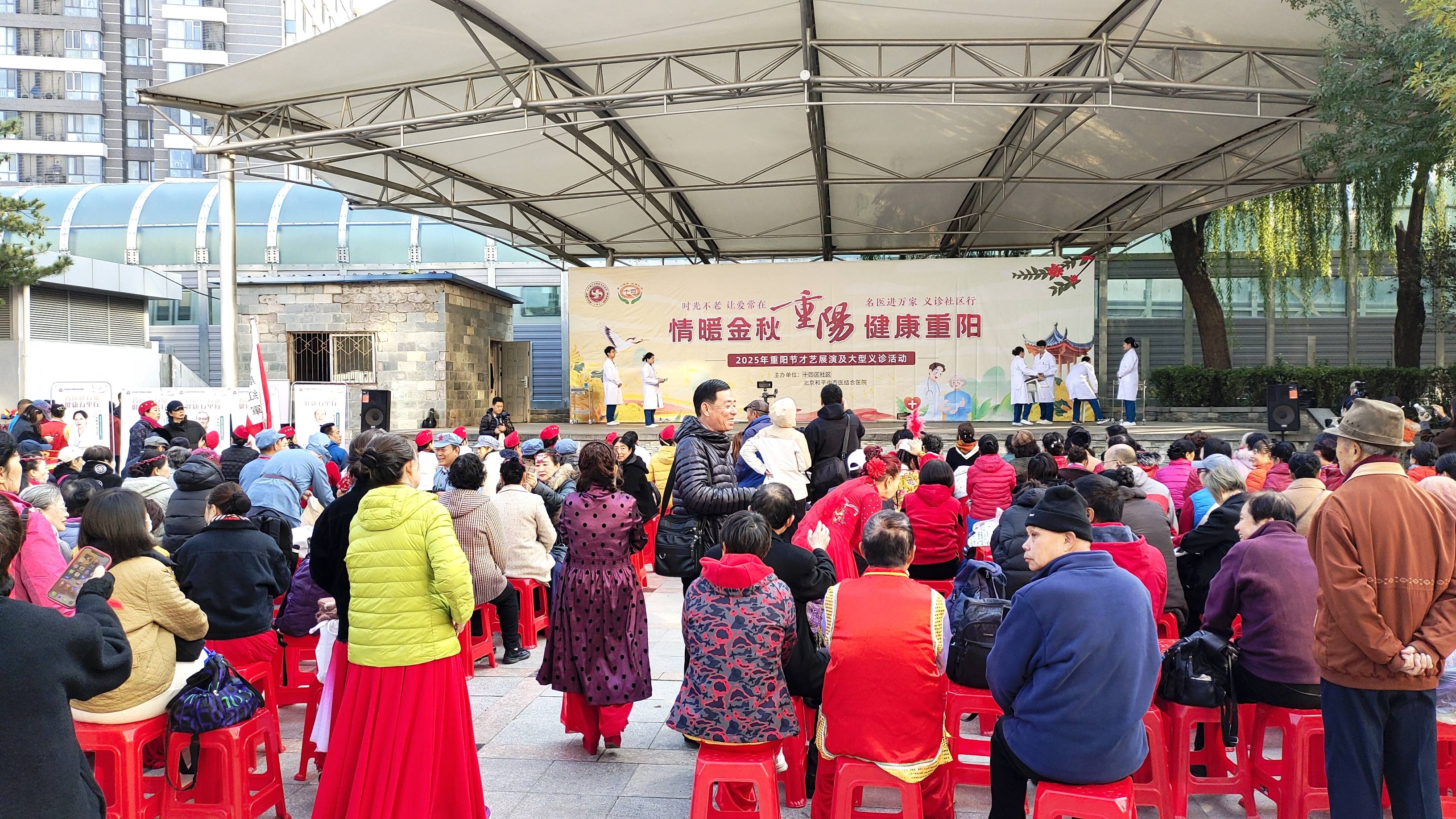 十四区社区重阳义诊纪实:袁福祥医生的“健康驿站”