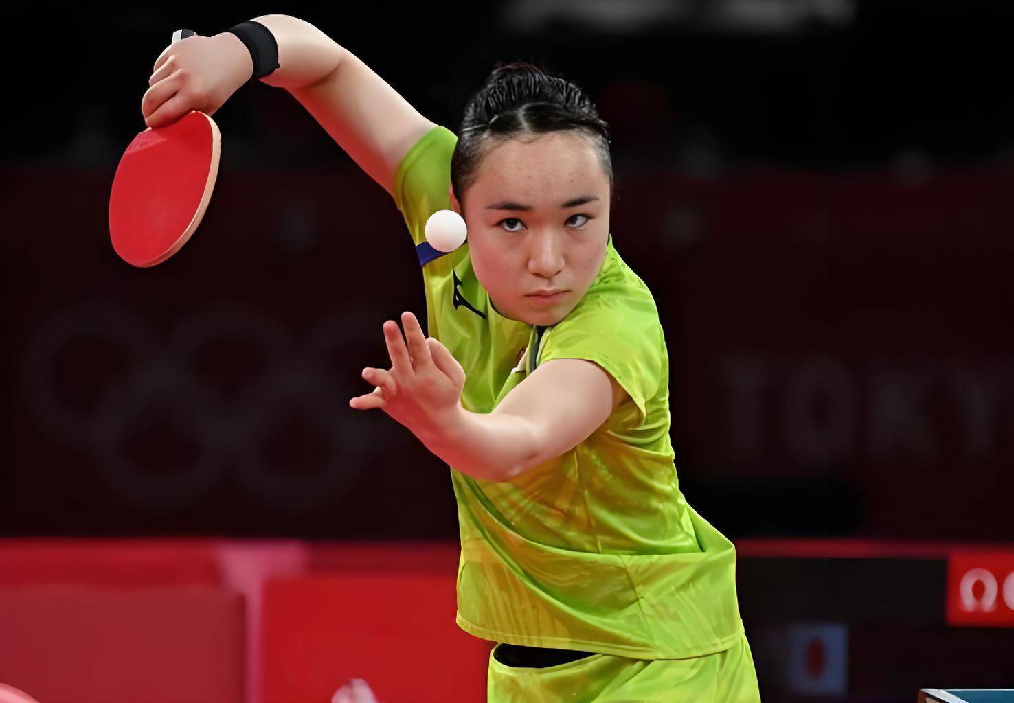 她凭借独特的反手生胶快攻打法广受关注,该打法以极快速度和多变变化