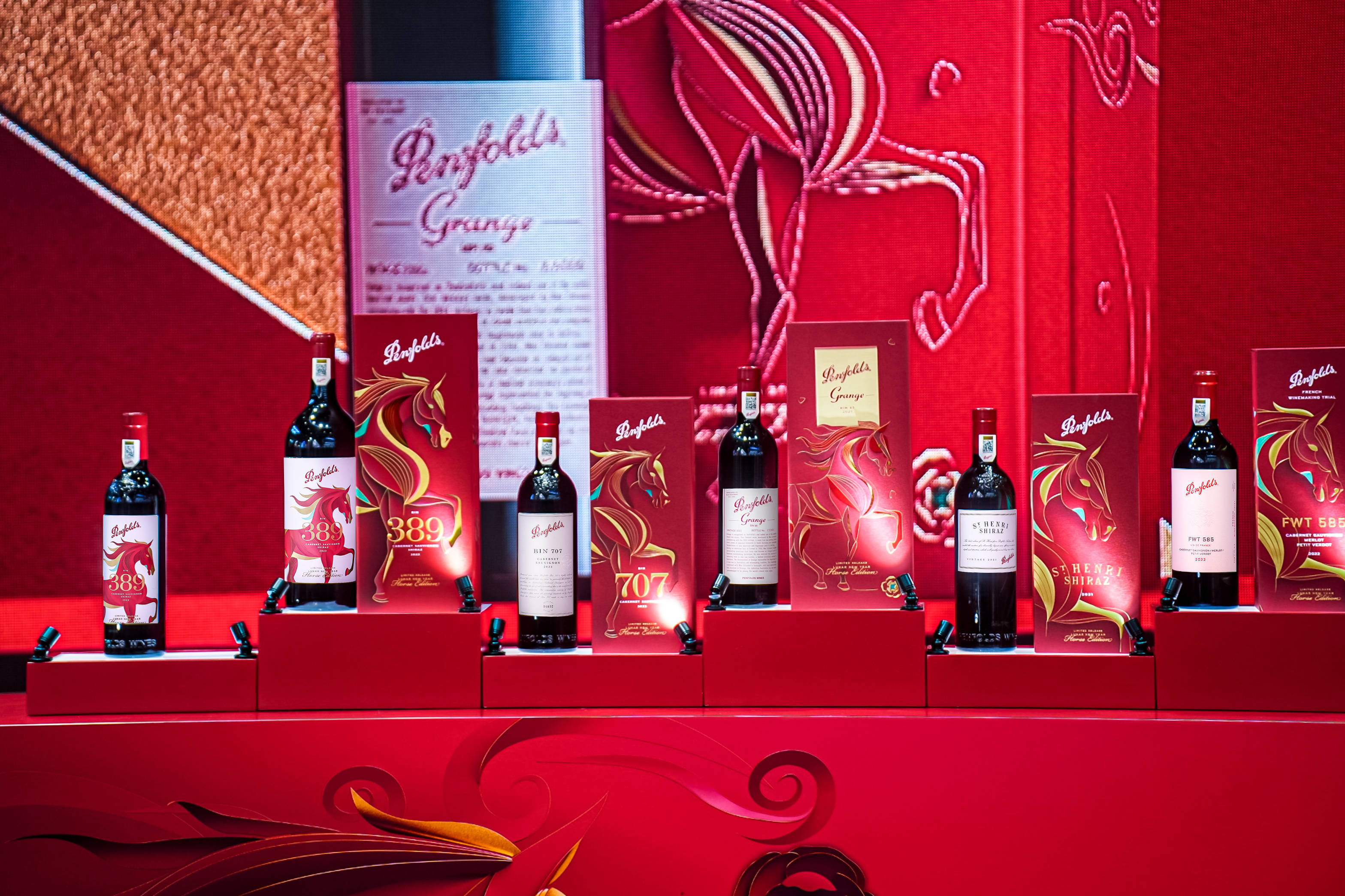 展台,延续品牌经典视觉元素,呈现兼具辨识度与功能性的葡萄酒体验空间