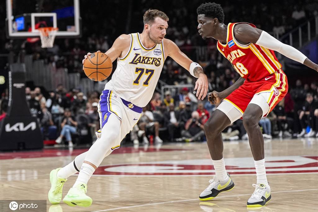 东契奇空砍22+5+11 老鹰7人上双大胜湖人